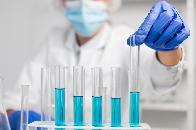 Mujer que trabaja en el retrato de laboratorio