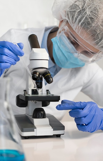 Mujer que trabaja en el retrato de laboratorio