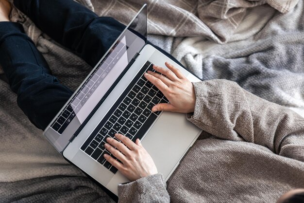 Foto gratuita una mujer que trabaja sentada en la vista superior de una computadora portátil