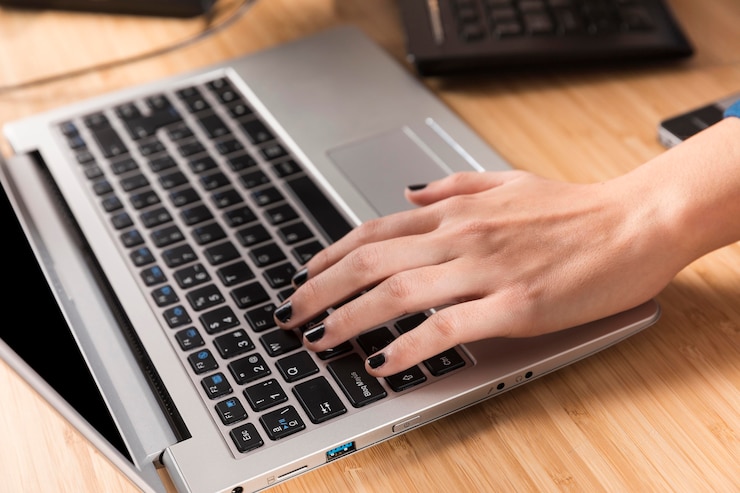 Foto gratuito mujer que trabaja en su computadora portátil