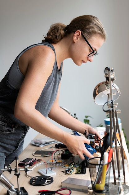 Mujer que trabaja en su taller para una invención creativa