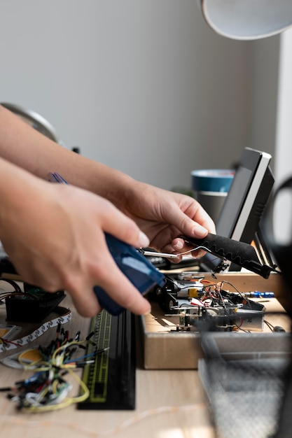 Mujer que trabaja en su taller para una invención creativa