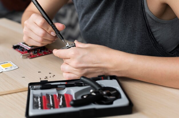 Mujer que trabaja en su taller para una invención creativa