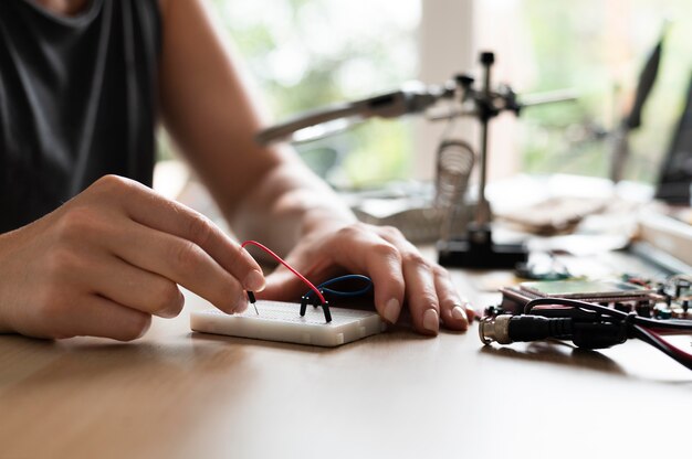 Mujer que trabaja en su taller para una invención creativa