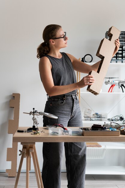 Mujer que trabaja en su taller para una invención creativa