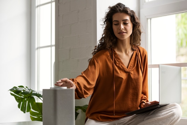 Foto gratuita mujer que trabaja en la vista frontal de la computadora portátil