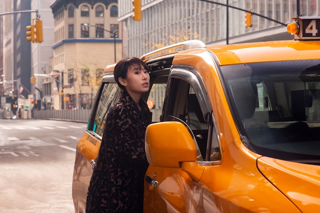 Mujer que usa coche eléctrico para viajar en la ciudad