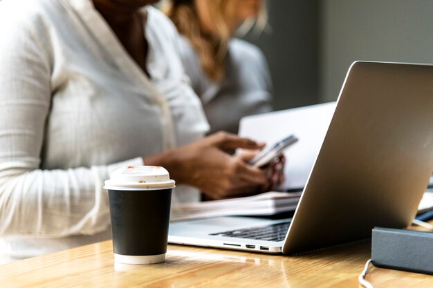 Mujer que usa una computadora portátil en una reunión