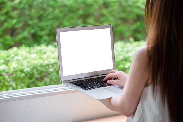 Mujer que usa la computadora portátil