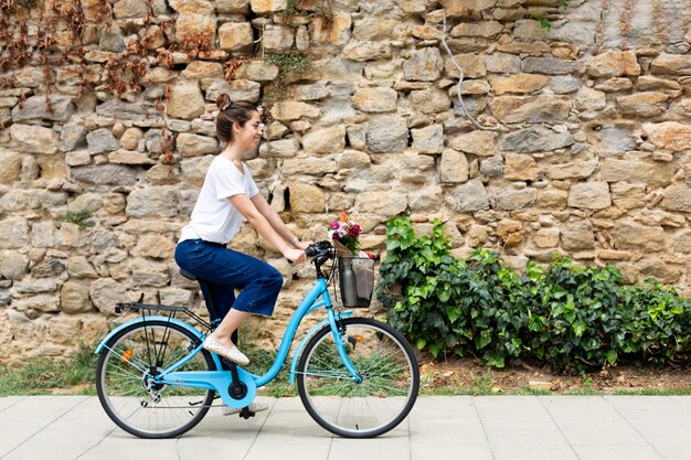 Mujer que usa una forma ecológica para el transporte