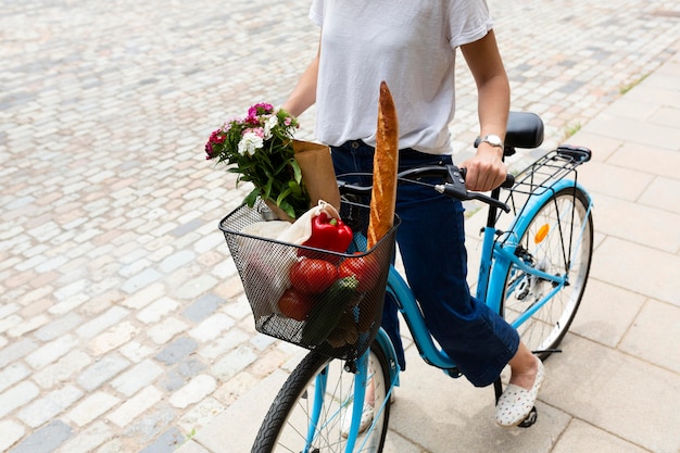 Mujer que usa una forma ecológica para el transporte