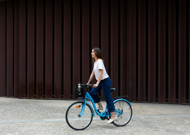 Mujer que usa una forma ecológica para el transporte