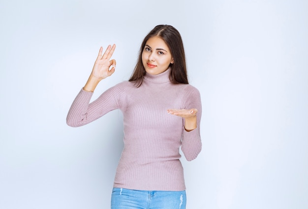 mujer que usa la mano abierta para presentar algo o dar una explicación.