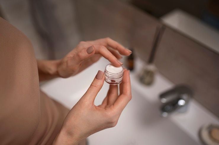 Foto gratuito mujer que usa medicamentos para ayudar con la condición de la piel con rosácea