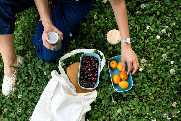 Mujer que usa recipientes sostenibles para alimentos