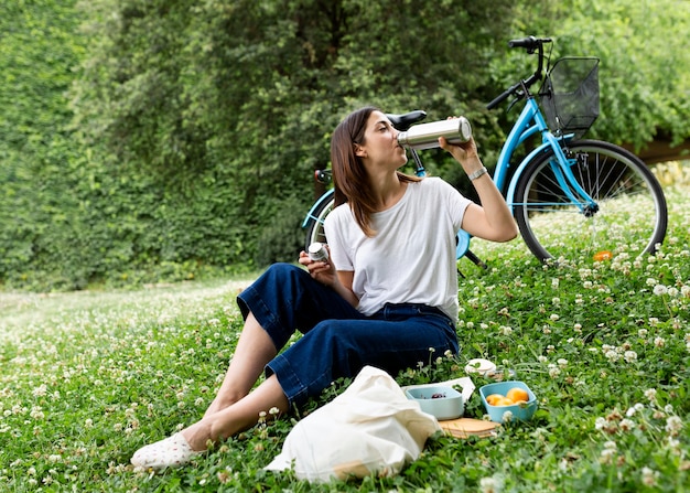 Foto gratuita mujer que usa recipientes sostenibles para alimentos