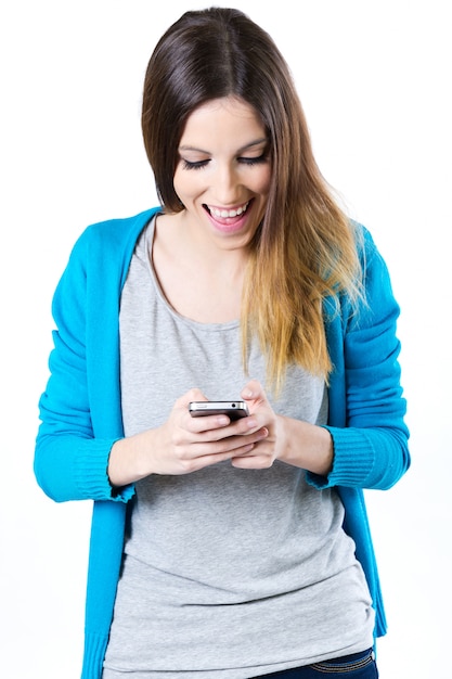 Mujer que usa smartphone en fondo del estudio