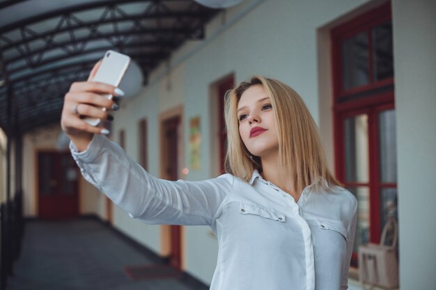 mujer que usa smartphone