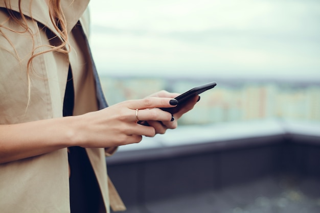 mujer que usa smartphone