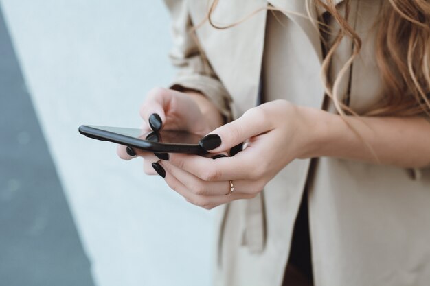 mujer que usa smartphone