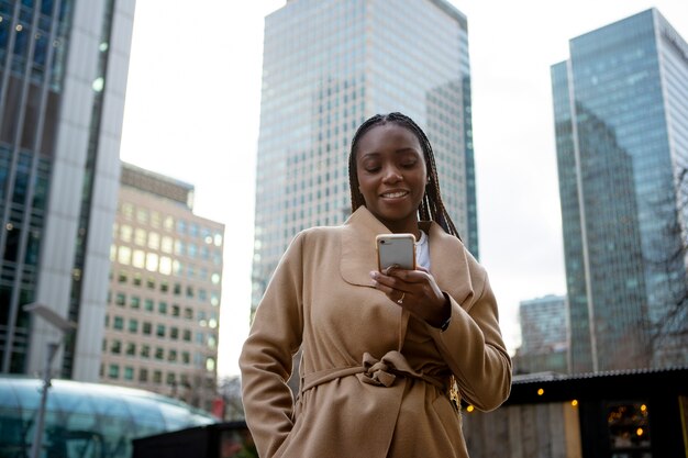 Mujer que usa su teléfono inteligente para hablar con alguien