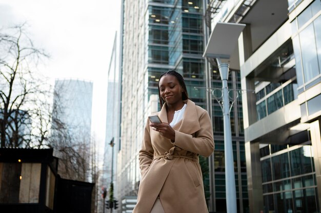 Mujer que usa su teléfono inteligente para hablar con alguien