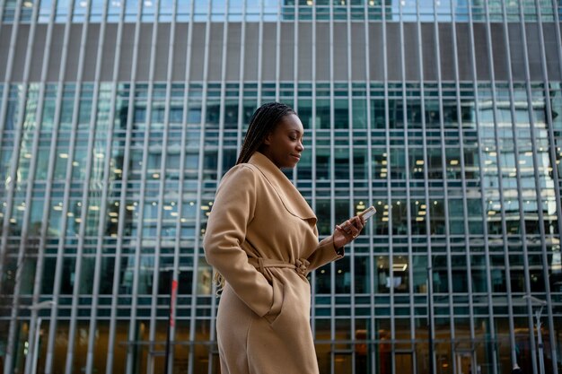 Mujer que usa su teléfono inteligente para hablar con alguien