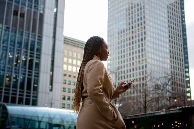 Mujer que usa su teléfono inteligente para hablar con alguien