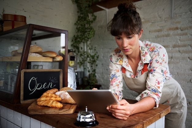 Mujer que usa la tableta digital