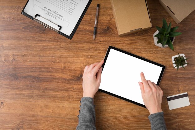 Mujer que usa una tableta con una pantalla vacía con espacio de copia