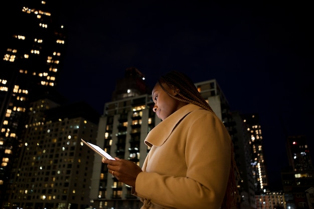 Mujer que usa una tableta para trabajar al aire libre