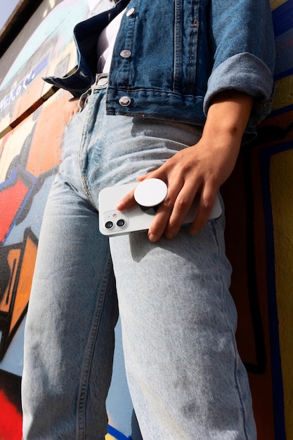 Foto gratuita mujer que usa un teléfono inteligente con toma de corriente