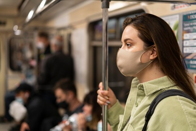 Mujer que viaja en metro de cerca