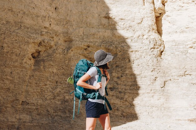 Mujer que viaja con mochila