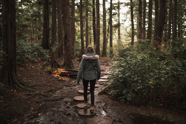 Mujer que viaja a través del bosque