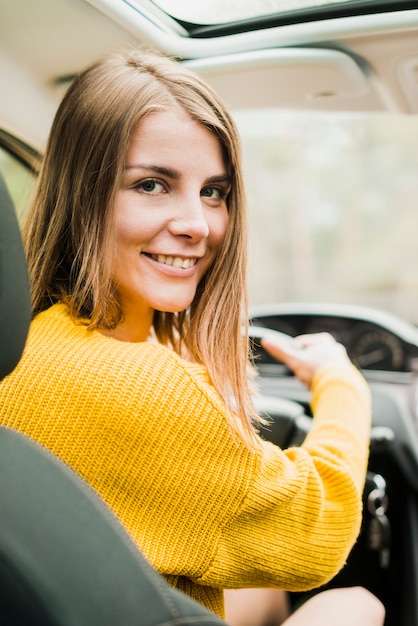 Mujer que viaja en viaje de coche