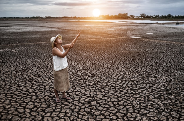 Foto gratuita la mujer se quedó mirando al cielo y pidió lluvia en el clima seco, el calentamiento global