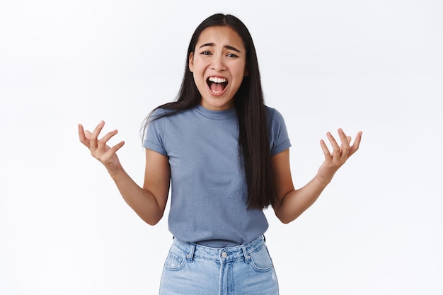 Foto gratuita mujer quejándose, teniendo una gran pelea, discutiendo, levante las manos, agitando los brazos frustrada y molesta, gritando durante la pelea