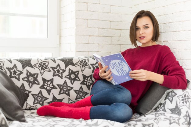 Mujer quitando la vista de libro