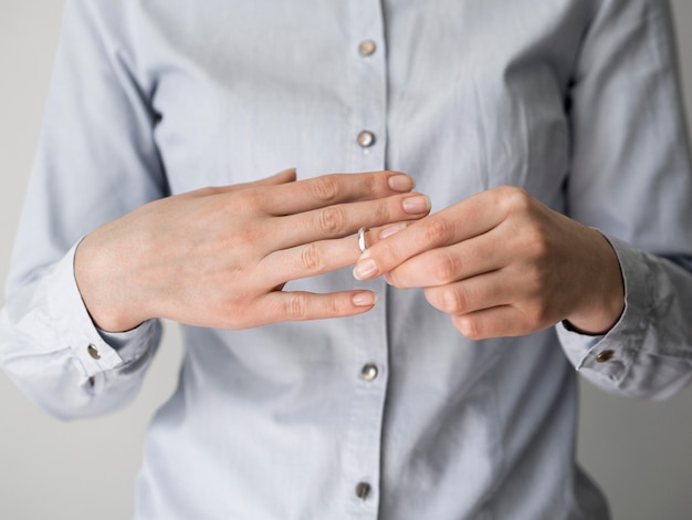 Foto gratuita mujer quitándose el anillo de matrimonio