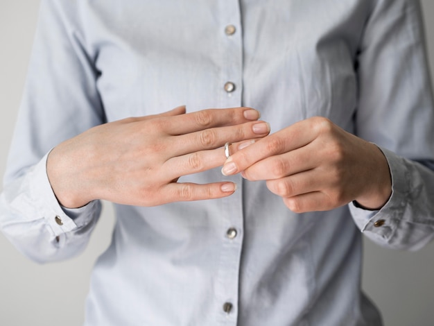 Mujer quitándose el anillo de matrimonio