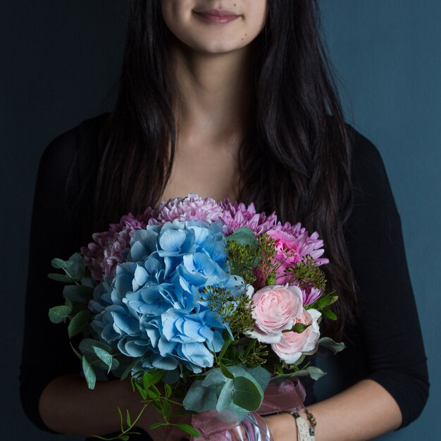 Una mujer con un ramo de flores en la mano