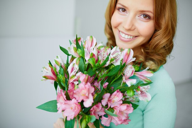 Mujer con el ramo de flores de primavera