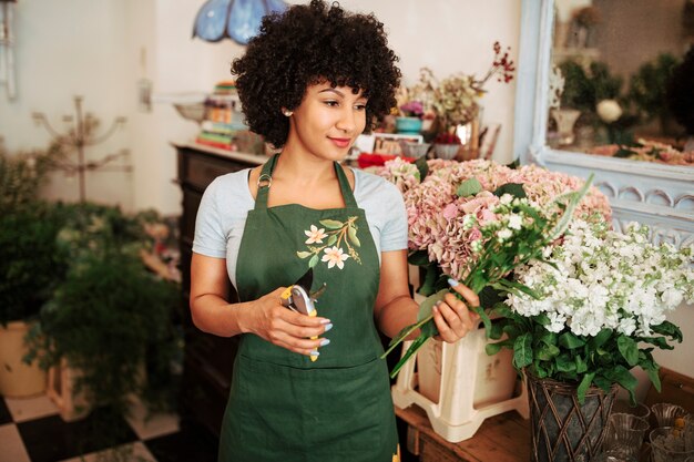 Mujer con ramo de flores en la tienda