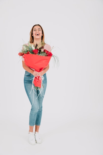 Mujer con ramo de flores