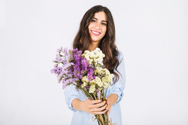 Mujer con ramo de flores