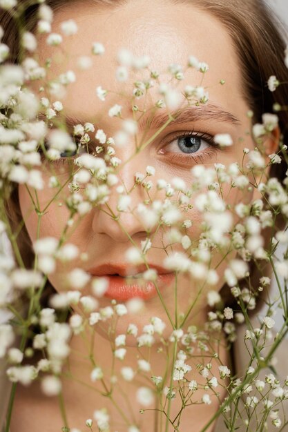 Mujer con ramo de flores