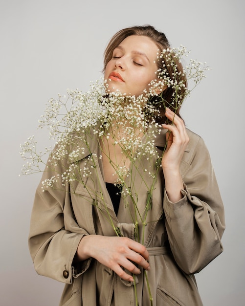 Mujer con ramo de flores