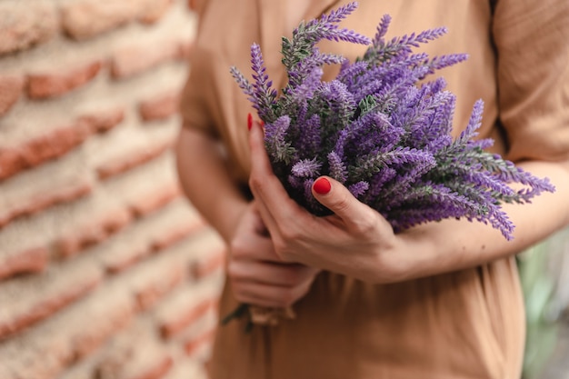 Mujer con ramo de lavanda