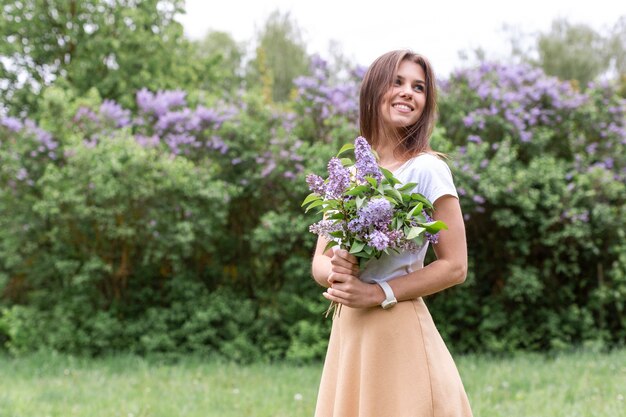 Mujer con ramo de lavanda